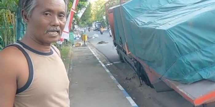 Tabib menunjukkan kendaraan truknya yang terperosok lubang galian jargas.