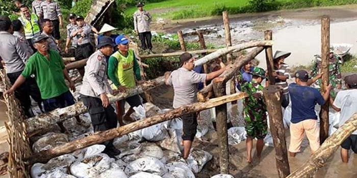 Tanggul tradisional sungai Unut dan Sungai Bogel diperbaiki.