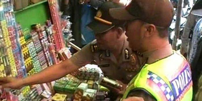 Kapolsek Kota Gresik, AKP M Rokib ketika razia penjual petasan. (syuhud/BANGSAONLINE)
