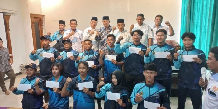 peduli-olahraga-kiai-asep-beri-bonus-pribadi-untuk-atlet-peraih-medali-porprov-ix-jatim