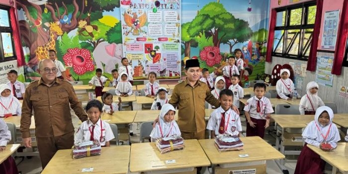 bupati-mojokerto-serahkan-bantuan-seragam-bosda-2025-kepada-siswa-sd-dan-smp
