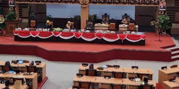 fraksi-fraksi-dewan-dengarkan-penjelasan-pemkab-mojokerto-soal-tanggapan-umum-dalam-rapat-paripurna
