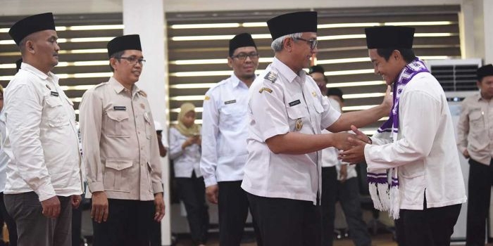Wakil Wali Kota Kediri, Qowimuddin Thoha atau yang akrab disapa Gus Qowim, ketika menyalami salah satu jamaah calon haji.