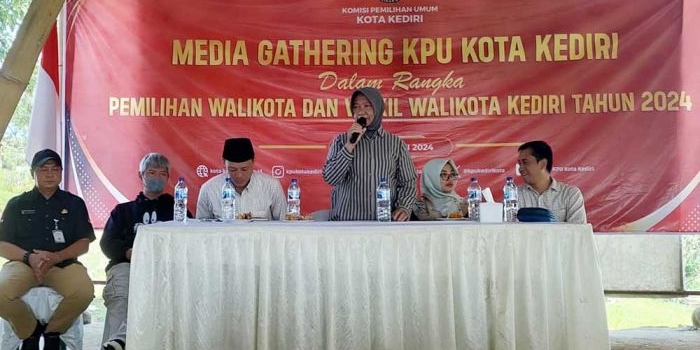 Ketua KPU Kota Kediri Pusporini Endah Palupi saat membuka media gathering dalam rangka sosialisasi Pemilihan Wali Kota dan Wakil Wali Kota Kediri tahun 2024. Foto: MUJI HARJITA/ BANGSAONLINE