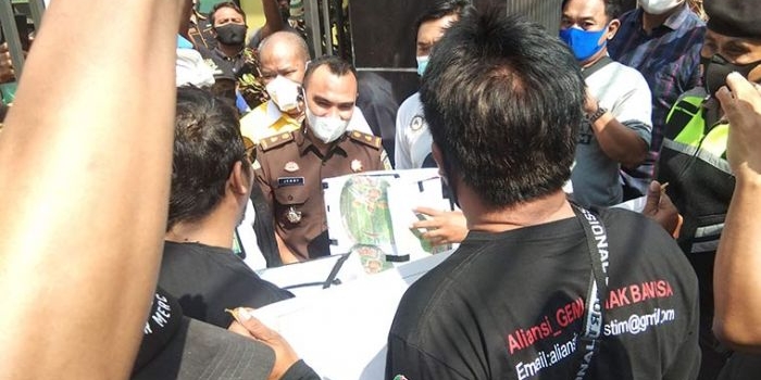Massa LSM ditemui Kasi Intel Kejari Pasuruan, Jemmy Sandra, S.H.