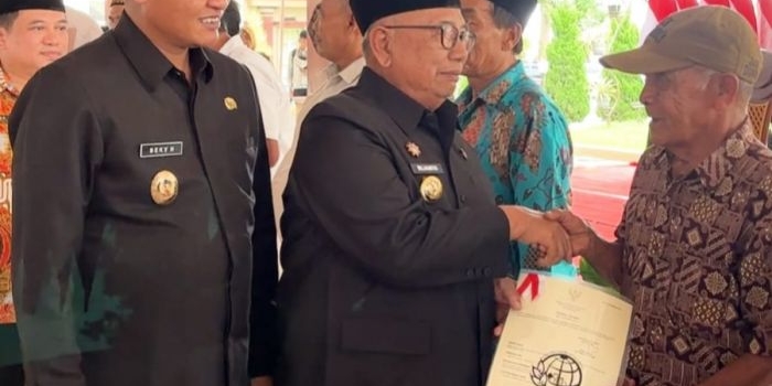 pemkab-blitar-serahkan-3-132-sertifikat-redistribusi-tanah-pptpkh-tahap-ii