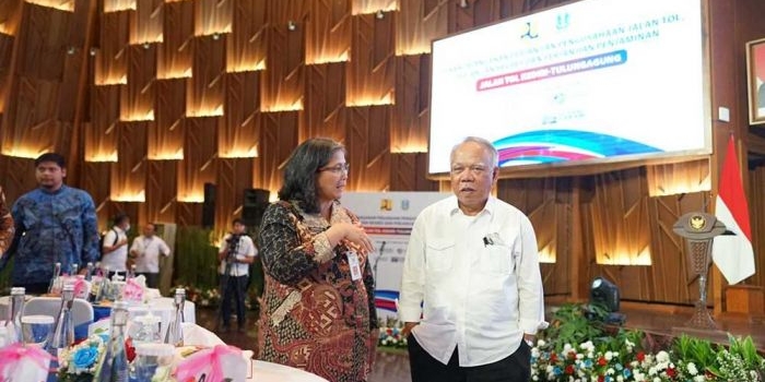 Pj. Wali Kota Kediri Zanariah saat berbincang dengan Menteri PUPR Basuki Hadimuljono, di sebuah acara. Foto: Ist.