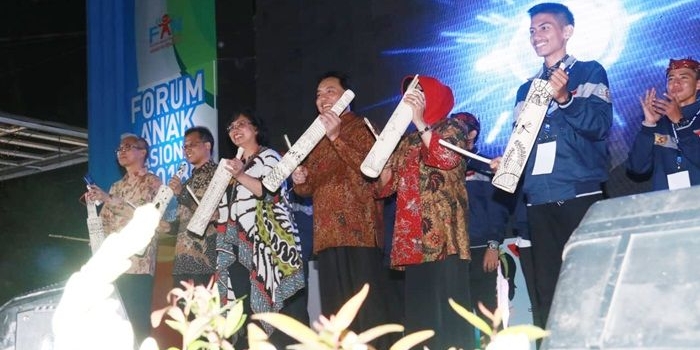 Penjabat (Pj) Sekretaris Daerah Provinsi (Sekdaprov) Jatim saat mendampingi Deputi Bidang Tumbuh Kembang Anak Kementerian PPPA membuka Forum Anak Nasional (FAN) di Hotel Singgasana Surabaya, Kamis (19/7) malam.