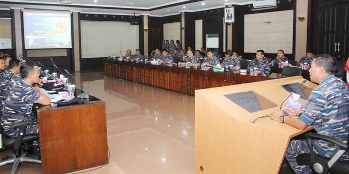 Suasana saat rapat Forum Komandan KRI, bertempat di Ruang Rapat Gedung Candrasa Koarmatim, Ujung Surabaya, Rabu (4/4).