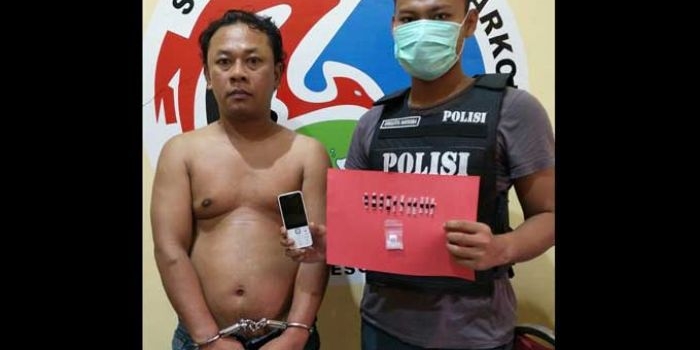 Petugas pamerkan tangkapannya, tersangka narkoba yang sempat masuk DPO Polres Jombang. foto: ROMZA/ BANGSAONLINE