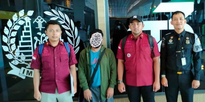 Petugas Imigrasi Kediri saat mengawal WNA yang akan dideportasi. Foto: Ist