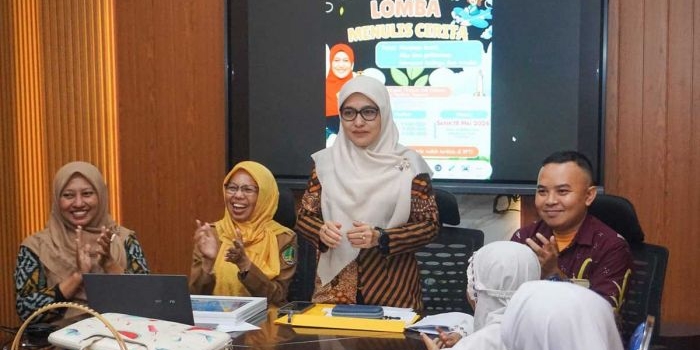 Ibunda Guru Indonesia Kota Pasuruan, Suryani Firdaus Adi Wibowo, saat memberi arahan.