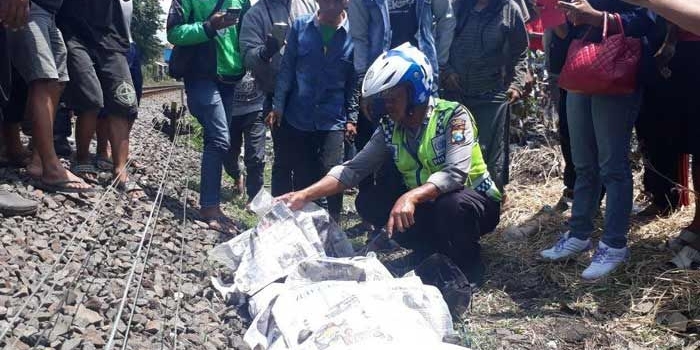 Jenazah Chintia Martina Agus Darsana saat ditangani polisi. foto: catur/ bangsaonline.com 