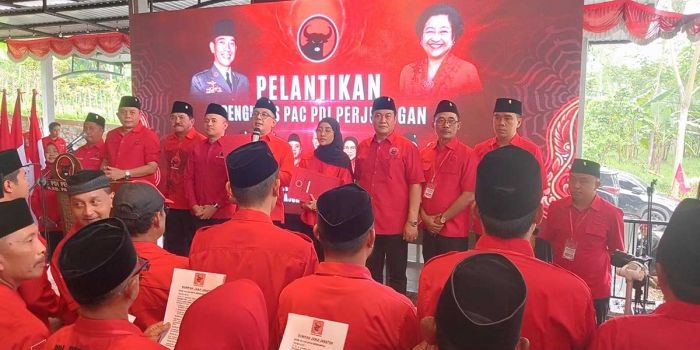 Sekretaris DPD PDIP Jatim saat memberi sambutan.