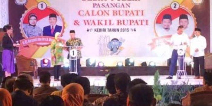 Suasana debat publik pasangan calon Bupati Kediri di Gedung Baghawanta Bhari Kabupaten Kediri. foto: arif kurniawan/BANGSAONLINE