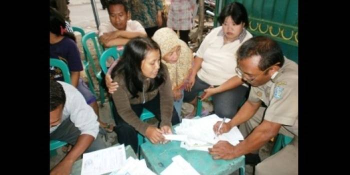 Petugas dispendukcapil surabaya mendata penduduk musiman. foto: Humas Pemkot Surabaya