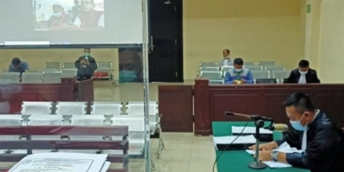 Pelaksanaan sidang dugaan korupsi APBDes secara virtual. foto: Dok/ BAMBANG/ BANGSAONLINE