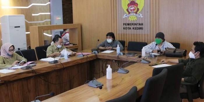 Tim Juri bersama Dinas Kominfo Kota Kediri saat menggelar rapat koordinasi. (foto: ist.)