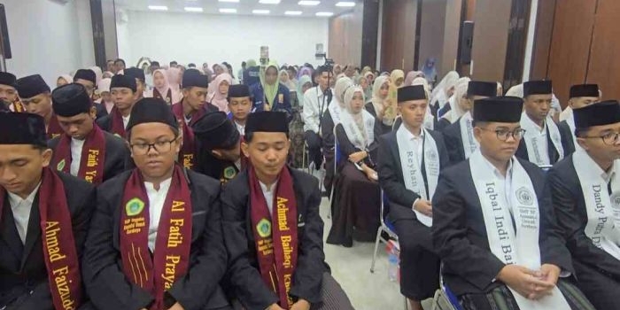Para hafidz dan hafidzah SMP Unggulan Fullday dan SMP Unggulan Berbasis Pesantren (BP) Pondok Pesantren Amanatul Ummah saat acara wisuda tahfdiz perdana di Kantor JKSN Jalan Siwalankerto Utara Surabaya, Rabu(10/6/2026). Foto: mma/bangsaonline