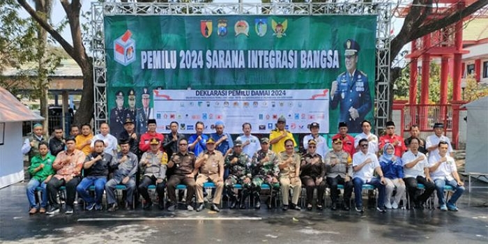 Danrem 082/CPYJ dan Dandim 0809/Kediri bersama peserta acara simulasi pengamanan pemilu.