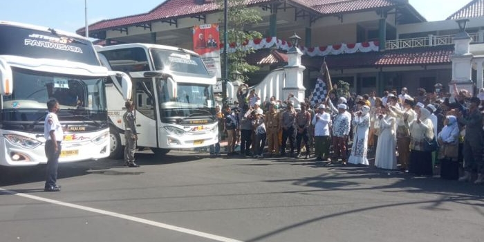 905 jemaah haji asal Jember diberangkatkan Bupati Hendy Siswanto dari pendopo setempat, Selasa (21/6/2022).
