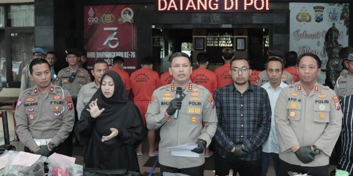 Kapolresta Malang Kota Kombes Pol Budi Hermanto (pegang mik) saat memimpin konferensi pers.