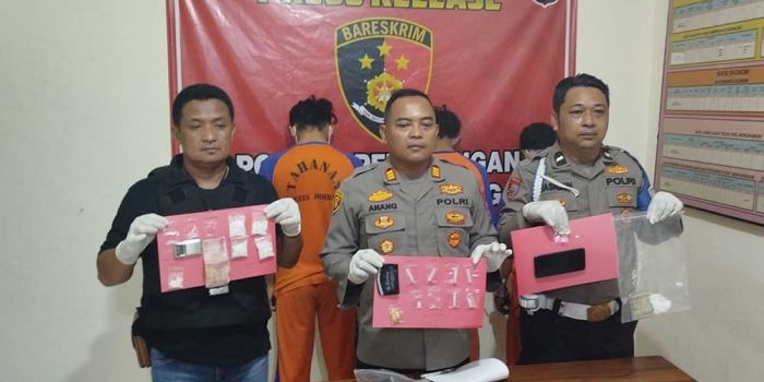Kapolsek Peterongan AKP Dian Anang saat menunjukkan barang bukti yang diamankan. Foto: AAN AMRULLOH/ BANGSAONLINE