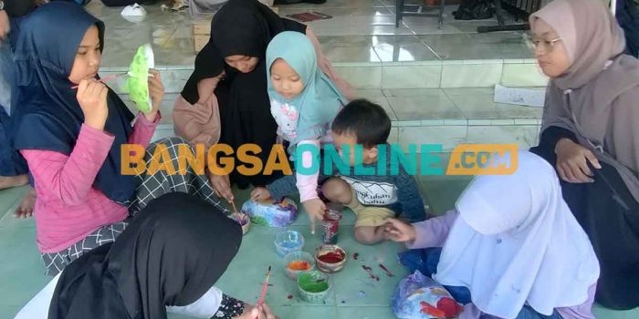 Anak-anak saat melukis topeng panji. Foto: MUJI HARJITA/BANGSAONLINE