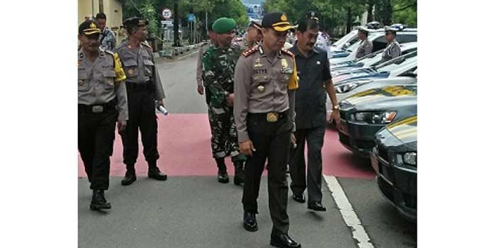 Kapolres Pacitan AKBP Setyo K Heriyatno saat meninjau pasukan.