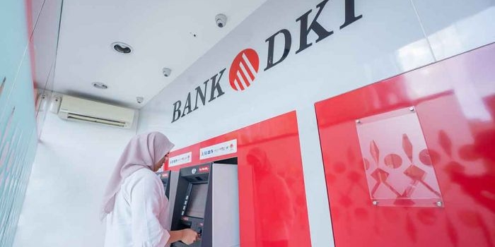 Nasabah Bank DKI saat menggunakan ATM.
