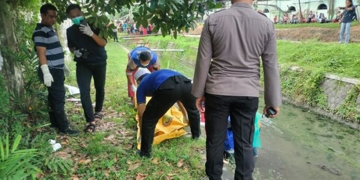 sosok-mayat-pria-ditemukan-terapung-di-sungai-sebelah-pg-candi-sidoarjo