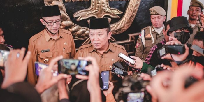 Bupati Jember Hendy Siswanto saat diwawancarai wartawan, beberapa waktu lalu.