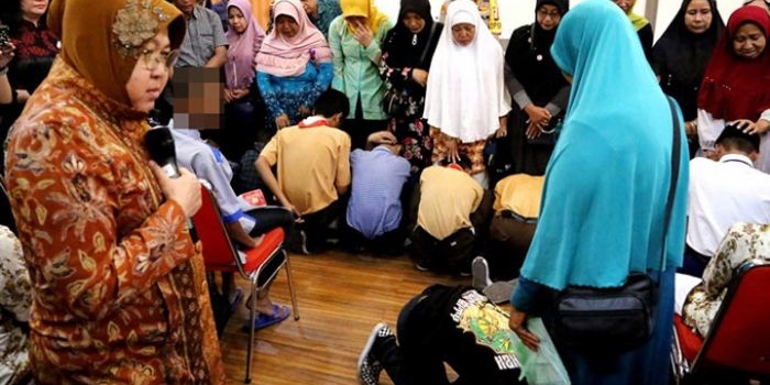 Wali Kota Risma saat menyuruh anak-anak untuk mencium kaki orangtuanya masing-masing.