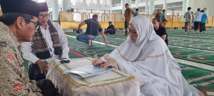 Nobella Indradjaja (40) saat mengikrarkan dua kalimat syahadat di Masjid Al-Akbar Surabaya, Sabtu (23/3/2024). Foto MAS