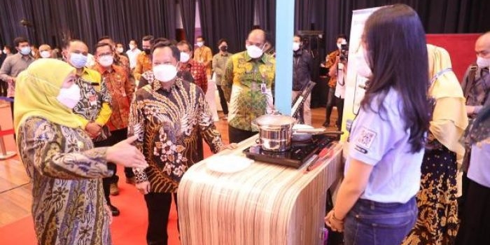 Gubernur Jawa Timur  Khofifah Indar Parawanca dalam acara Integrated Technology Hybrid Event yang digelar oleh Kementerian Dalam Negeri di Ballroom Grand City, Surabaya Rabu (1/12). Foto: humas pemprov Jatim