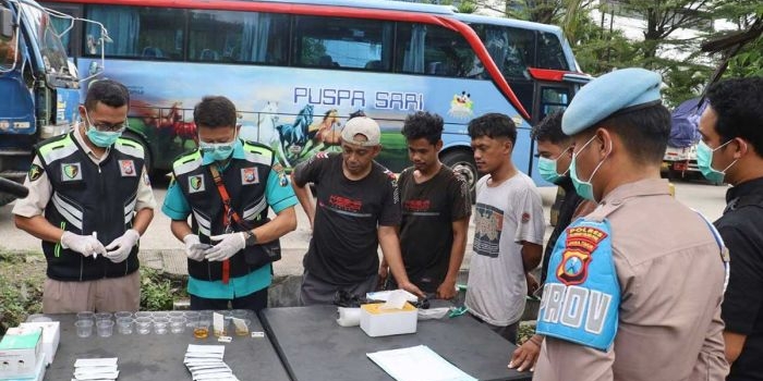 polres-tanjungperak-tes-urine-43-sopir-jelang-mudik-lebaran
