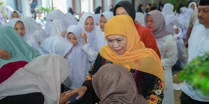 di-haflatul-imtihan-ponpes-putri-nurul-cholil-bangkalan-gubernur-khofifah-apresiasi-peran-pesantren