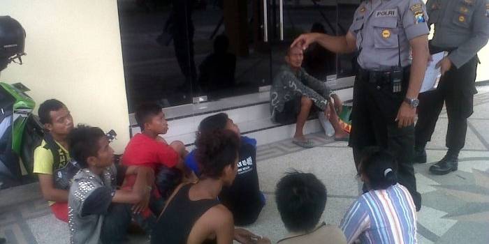 Petugas saat memberi pembinaan pada Gepeng. foto: Eky Nur Hadi/Harian Bangsa