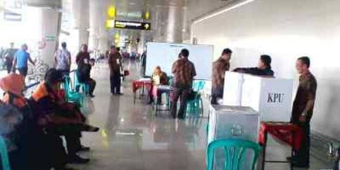 Pelaksanaan coblos ulang di dua TPS di Juanda sepi peminat. Tampak hanya satu orang warga yang menggunakan hak pilihanya. foto:nanang ichwan/BANGSAONLINE