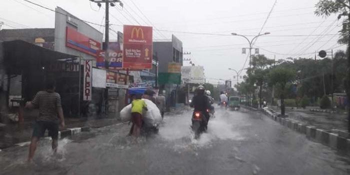 Genangan air di Jalan Dr. Wahidin SH ketika diguyur hujan. foto: SYUHUD/ BANGSAONLINE