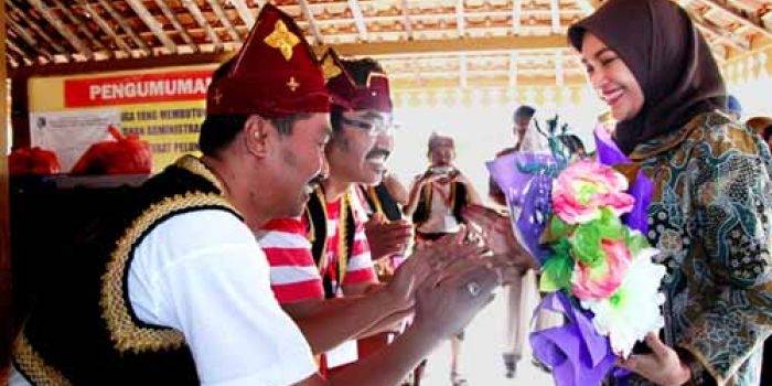 Bupati Probolinggo disambut panitia Pilkades. foto: andi sirajudin/BANGSAONLINE