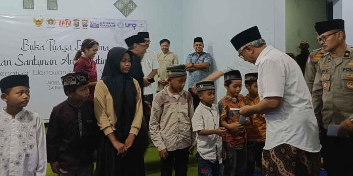 pwi-kediri-raya-berbagi-kebahagiaan-dengan-ratusan-anak-yatim-piatu-saat-ramadhan