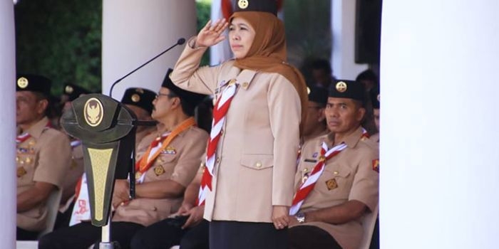 Khofifah Indar Parawansa selaku Ketua Mabida Gerakan Pramuka Jawa Timur menjadi inspektur upacara dalam peringatan HUT ke-58 Gerakan Pramuka di Gedung Negara Grahadi, Surabaya. foto: ist