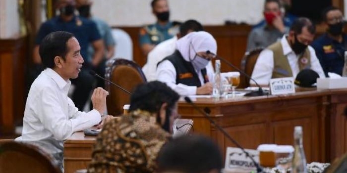 Presiden Joko Widodo saat rapat bersama Gubernur Jawa Timur Khofifah Indar Parawansa di Gedung Grahadi Surabaya, Kamis (25/6/2020). foto: ist/ bangsaonline.com 