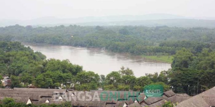 Tampak air Sungai Bengawan Solo di wilayah Bojonegoro mulai menunjukkan kenaikan sejak Kamis (2/2) pagi. foto: EKY NURHADI/ BANGSAONLINE