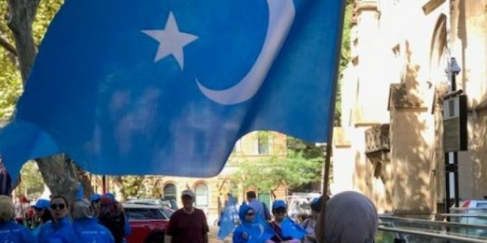 suasana di Xinjiang, dengan bendera muslim uigur. foto: net