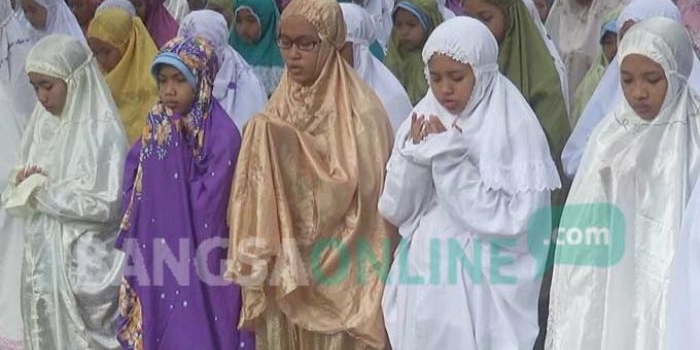 Ratusan siswa MTsN Tambakberas Jombang saat melaksanakan doa bersama untuk saudara di Palestina, Kamis (27/7/2017). foto: ROMZA/ BANGSAONLINE