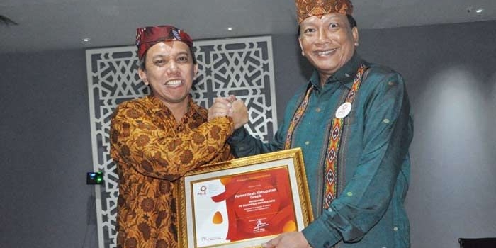 ?Bupati Sambari saat menerima penghargaan PR. Foto: SYUHUD A/BANGSAONLINE
