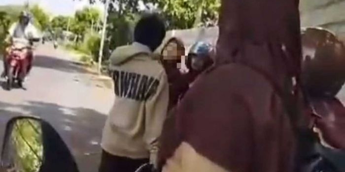 viral-siswi-sman-1-panji-dipukul-helm-hingga-dijambak-di-situbondo
