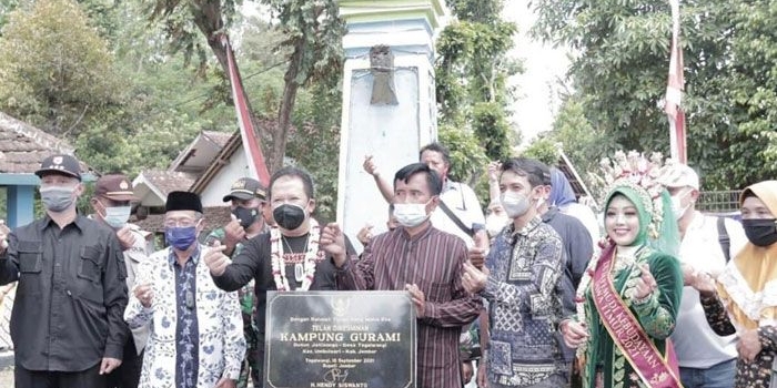 Bupati Hendy saat melakukan kunjungan ke Desa Tegalwangi sekaligus mengesahkan sebagai desa Kampung Gurami ditandai dengan pemasangan batu prasasti, Sabtu (18/9) kemarin.
